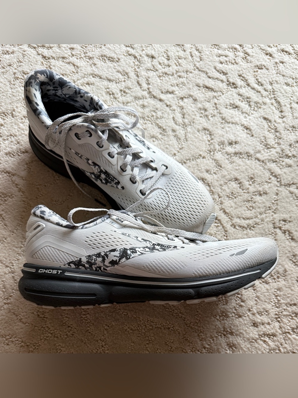 Brooks Women’s Size 10 Ghost 15 Running Shoe in White and Black. - Picture 6 of 10